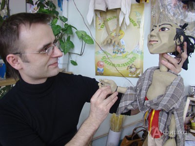 Конструктор кукол Александр хижняков с одной из своих кукол (Белгородский государственный театр кукол)