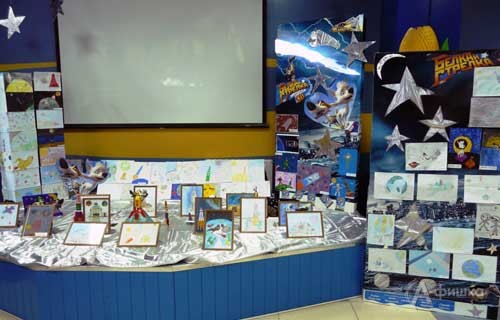 В кинотеатрах «Победа» и «Радуга» проходят выставки детского рисунка и поделок «Мечты о космосе»
