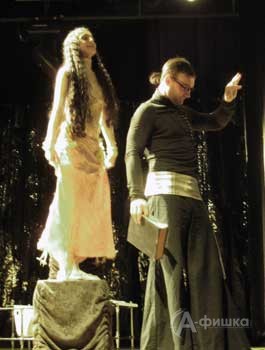 Премьера спектакля «Наш Гамлет» в Белгороде. На фото: Офелия с отцом