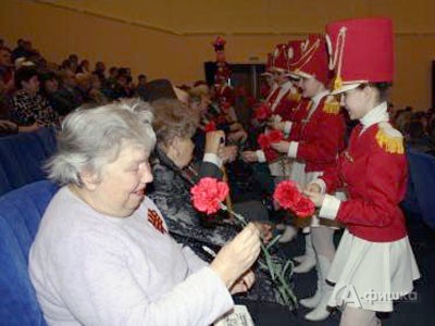 Поздравление ветеранов на  городском фестивале «Студенческая весна – 2010»