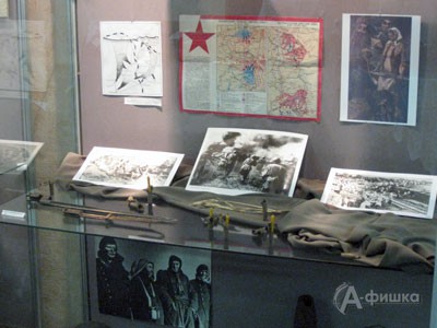 На выставке, кроме примет военного времени: гильз, осколков снарядов, пулеметных лент представлено много личных вещей, документов и фотографий военного времени