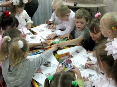 Малыши с интересом выполняют задания, придуманные «Розовым жирафом»