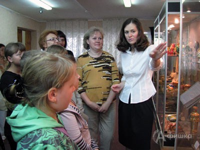 Первую экскурсию по выставке проводит ведущий научный сотрудник О.М. Матвеева 