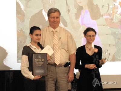 Гран-при конкурса «Золотая палитра» получает 11-летняя воспитанница ДХШ Светлана Ходеева («Интервью», гуашь)