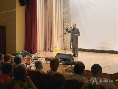 Народный артист Анатолий Кузнецов выступает перед своими поклонниками в Доме офицеров Белгорода