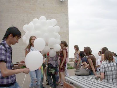 Организаторы раздавали всем участникам фестиваля белые воздушные шары