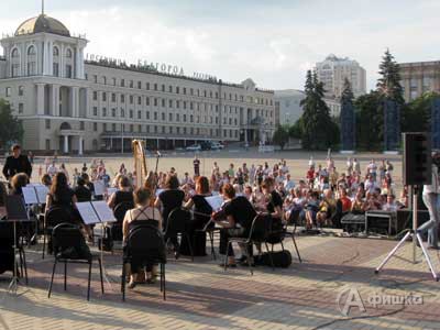 Первый концерт в серии открытых летних концертов Белгородской филармонии на Соборной площади Белгорода