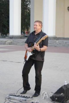 Музыкант Белгородского государственного театра песни