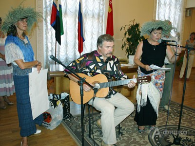 Музыкальный подарок под аккомпанемент белгородца А. Лукомского преподнесли гостьи Урсула и Анна 