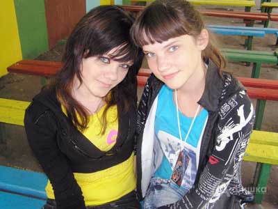 Участницы группы«Вселенная» Анастасия Мироненко и Виктория Склярова