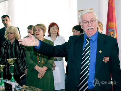 Директор музея П.Ф. Ушаков проводит экскурсию для посетителей выставки