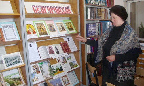 Валентина Васильевна, библиотекарь Духовной Семинарии, рассказывает о книжной выставке, посвященной Святителю Иоасафу