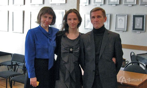 Ольга Детянцева (супруга художника), дочь (будущий дизайнер) и художник Александр Детянцев