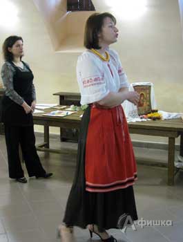 Старший научный сотрудник литературного музея Татьяна Моногарова рассказывает детям о традициях празднования Пасхи