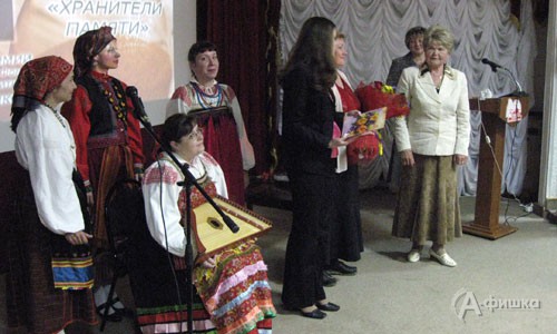 Надежду Ивановну Шатерникову поздравляет ансамбль «Ладовицы», ставший визитной карточкой музея народной культуры