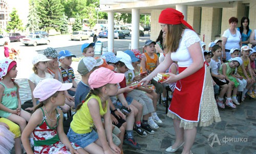 Красная Шапочка вручает подарки детям