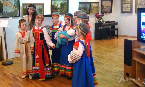 Выступает детский фольклорный театр «Лапоточки»