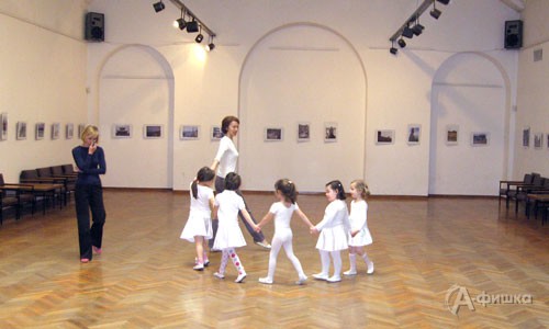 Сербские девочки разучивают русские танцы (фото К. Голуб)
