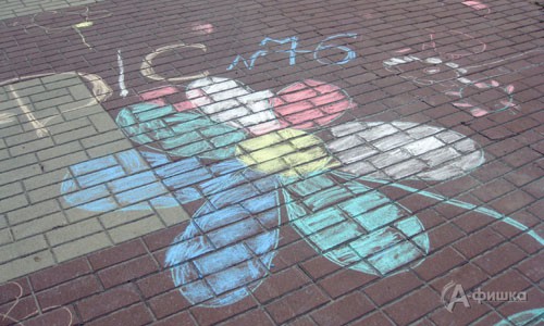 Воспитанники детского сада №76 нарисовали красивый символ праздника – ромашку
