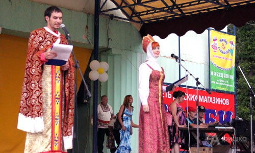 Костюмы ведущих ярко демонстрировали, что свое начало праздник берет в истории Руси