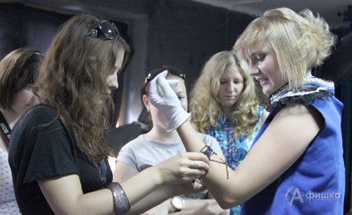 Организатор проекта в Белгороде Анна Вирченко подбирает аксессуары:  последние штрихи в образ