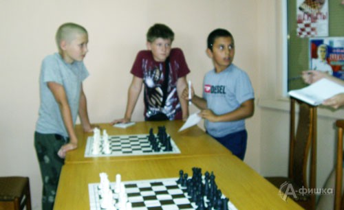 Архим Рзаев (справа) и его коллеги
