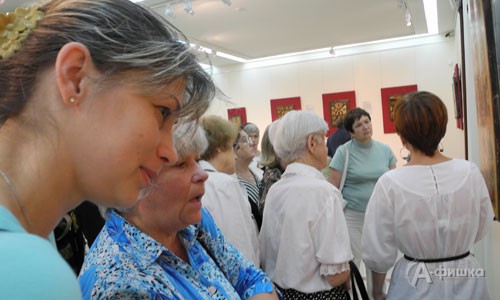 Первые посетители выставки «Во славу Троицы» 