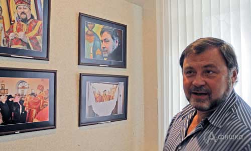 Народный артист России Виталий Стариков у своего портрета работы Н. Литвинова