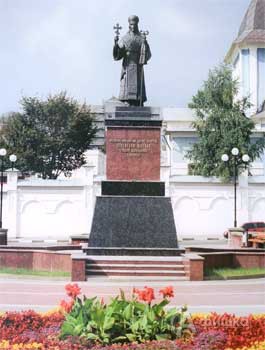 На фото Н. Литвинова памятник Свт. Иоасафу в Белгороде
