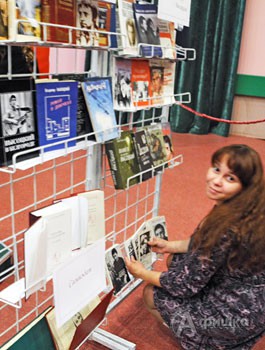 Хранитель фондов Пушкинской библиотеки-музея Ольга Коровина рассказывает о редких книгах, представленных на выставке