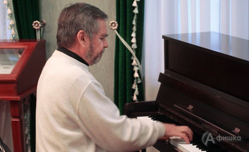 Владимир Молчанов исполняет песню собственного сочинения