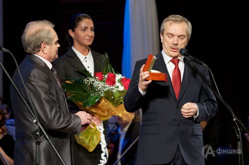 Губернатор Белгородской области Е.С. Савченко вручает награду И.Г. Трунову в честь 70-летия