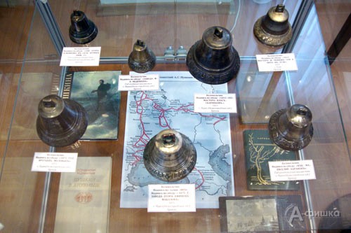 Выставку колокольчиков в Пушкинской библиотеке-музее дополняют книги о путешествиях А.С. Пушкина и карты его странствий
