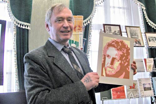 Писатель Вячеслав Колесник преподнёс юбиляру портрет собственной работы