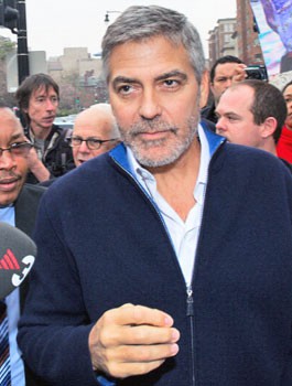 Джордж Клуни на митинге около посольства Судана