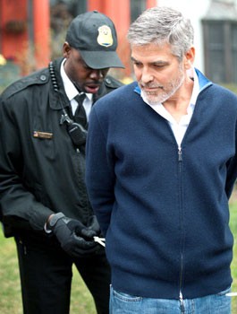 На Джорджа Клуни надели наручники