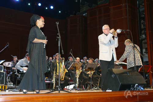 Дебора Дэвис на сцене Большого зала Белгородской филармонии