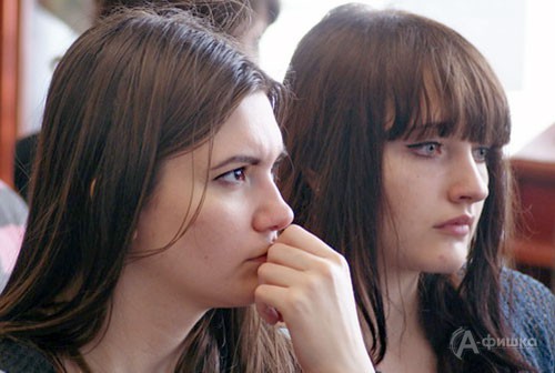 Будущие журналисты — студенты белгородского вуза с интересом слушают рассказ писателя и поэта А. Тарасова