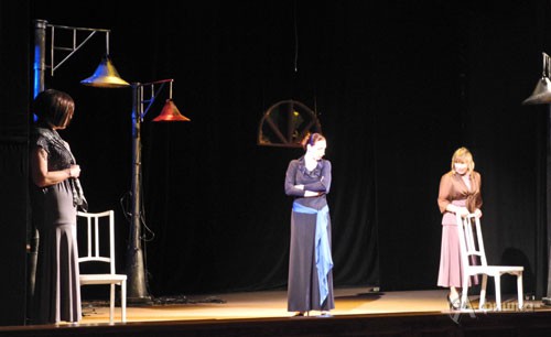 Сцена из спектакля «Я тогда гостила на земле» Белгородского государственного театра кукол