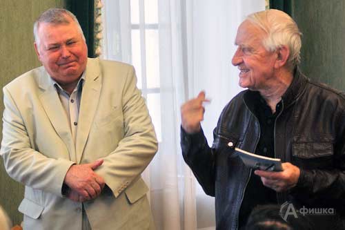 Игорь Чернухин (на фото справа) называет стихи Дубравного «поэзией без границ»