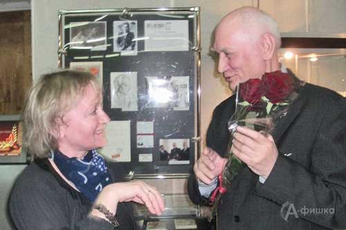 Журналист газеты «Белгородская правда» Наталья Кутковая поздравляет коллегу с юбилеем