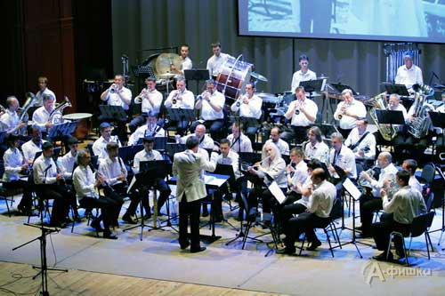 На сцене Большого зала Белгородской госфилармонии – концертный оркестр духовых инструментов Юрия Меркулова