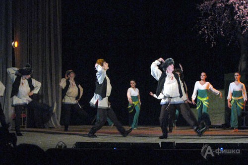 Русские народные танцы органично вписываются в общий фон спектакля