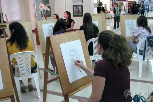 0303 — Здесь люди учатся рисовать портрет
