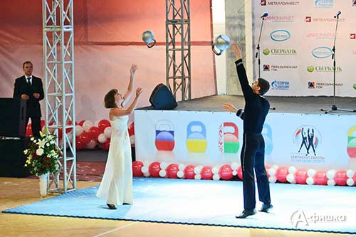 Зрелищности чемпионату Европы в Белгороде добавило выступление силачей-жонглёров