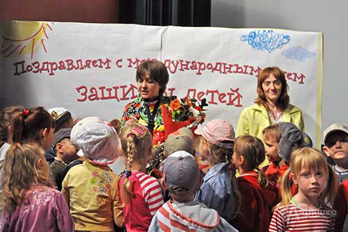 Гости детского праздника в кинотеатре «Радуга» рады познакомиться с московскими артистами