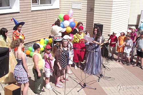 На открытой площадке около Пушкинской библиотеки-музея традиционно проходят детские «пушкинские» праздники