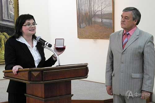 Директор фонда развития культуры «Лицейский фонд» Т.В. Степанова вручает мэру Белгорода С.А. Боженову памятную медаль