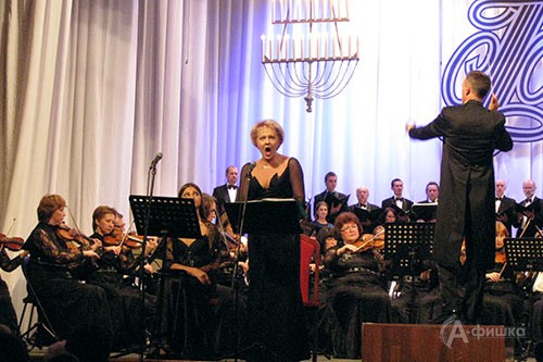 На открытии концертного сезона Курской филармонии исполнялась кантата Дж. Россини «Stabat mater» для 4-х солистов, хора и симфонического оркестра 