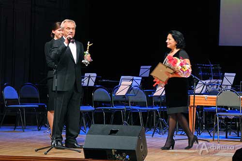 Евгений Савченко вручает символическую награду сербской актрисе Лилиане Благоевич